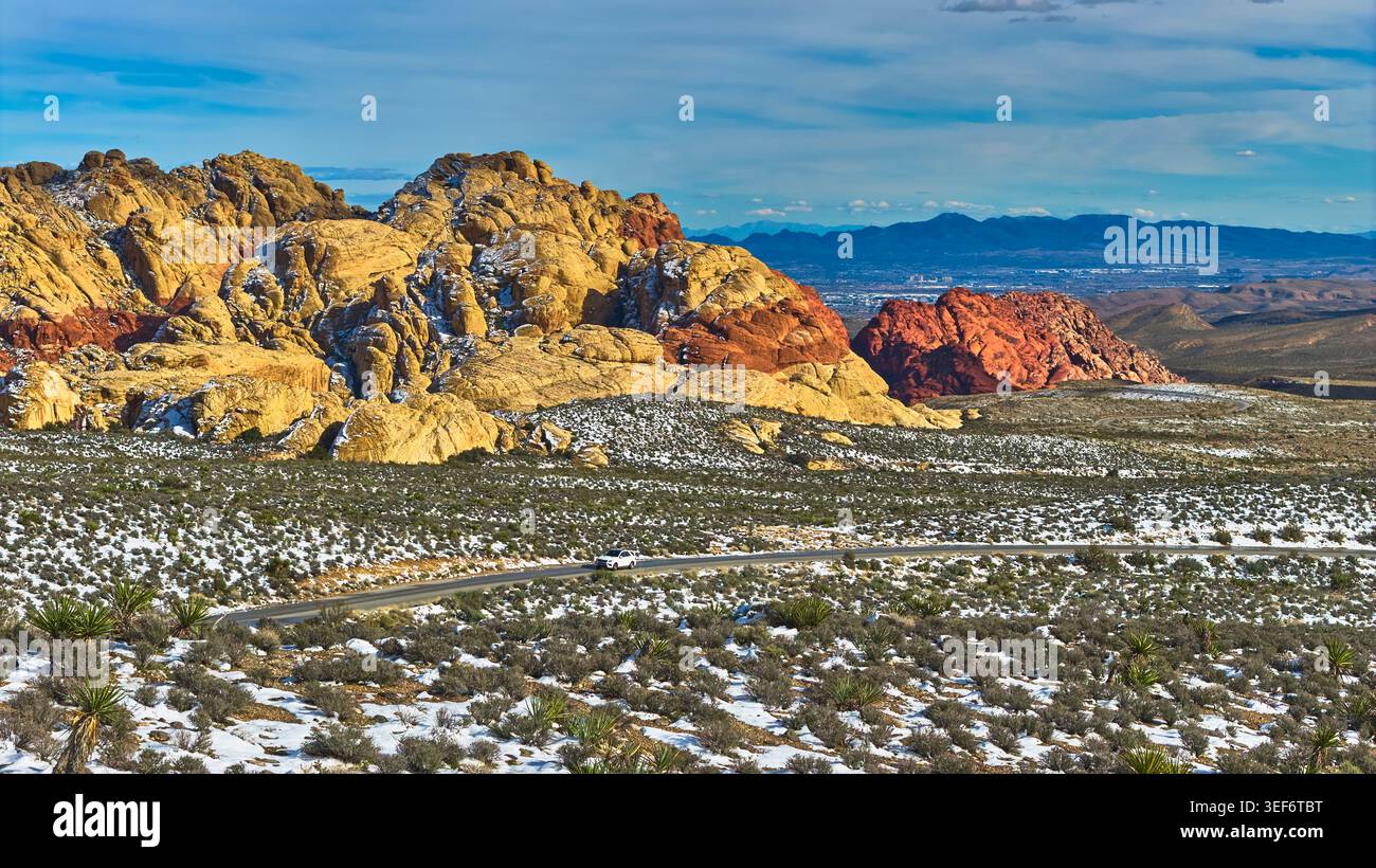 Aerial Red Rock Canyon Snowy Scenic Drive e Calico Hills, Nevada Foto Stock
