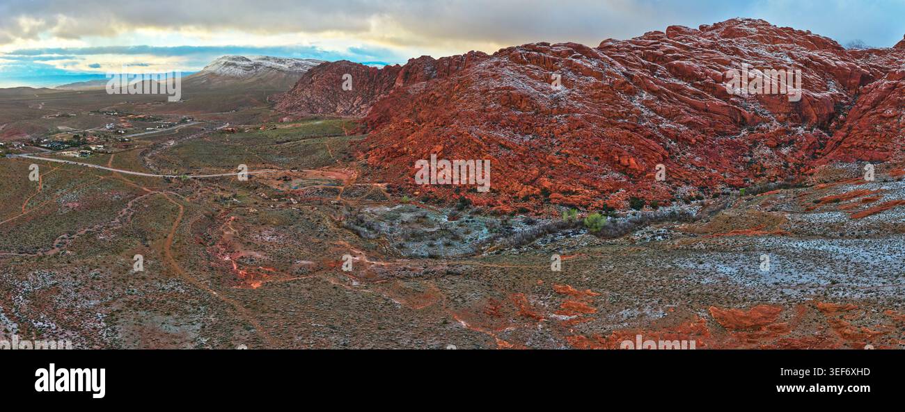 Panorama aereo delle Red Rock con spolveratura di neve e Desert Landscape Nevada Foto Stock