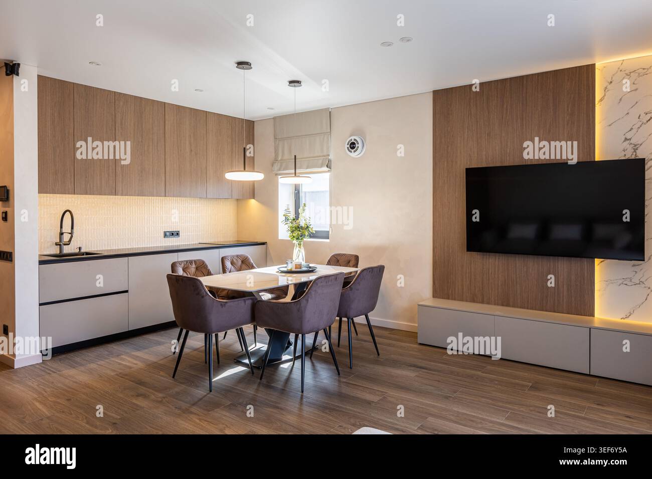 Interno moderno di cucina open plan e soggiorno con zona pranzo Foto Stock