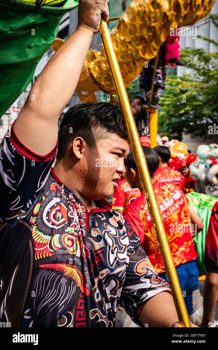Il membro del team di danza del drago si esibisce con un burattino gigante al Festival di Primavera sulla Yaowarat Road a Chinatown, Bangkok, Thailandia Foto Stock