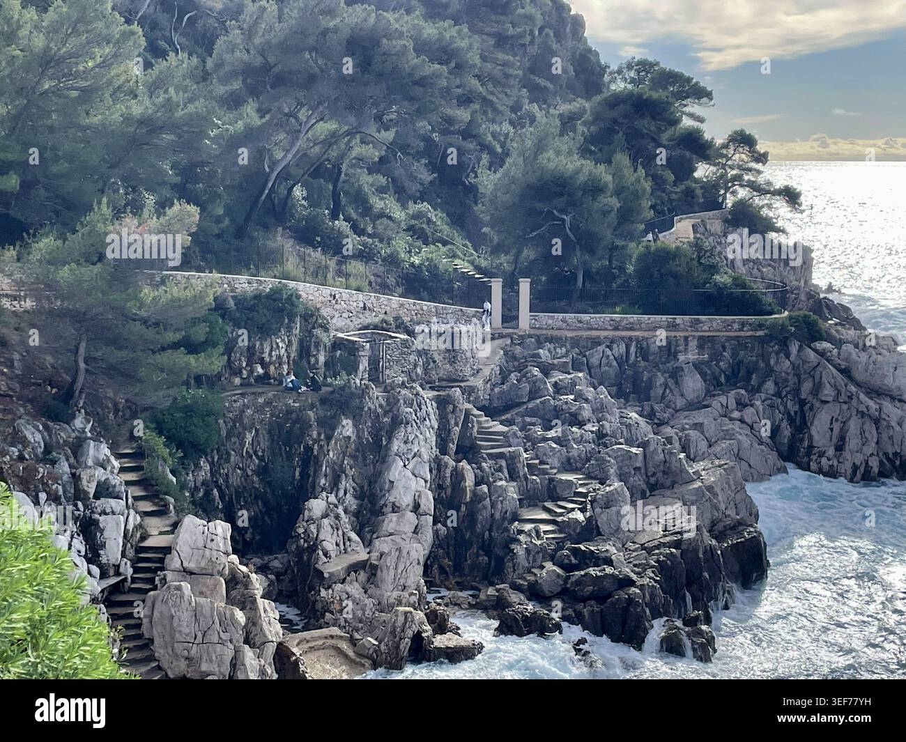 Saint-Jean-Cap-Ferrat, Francia. Il sentiero costiero Chemin des Douaniers, con lo splendido paesaggio della baia. - Immagine stock catturata con smartphone