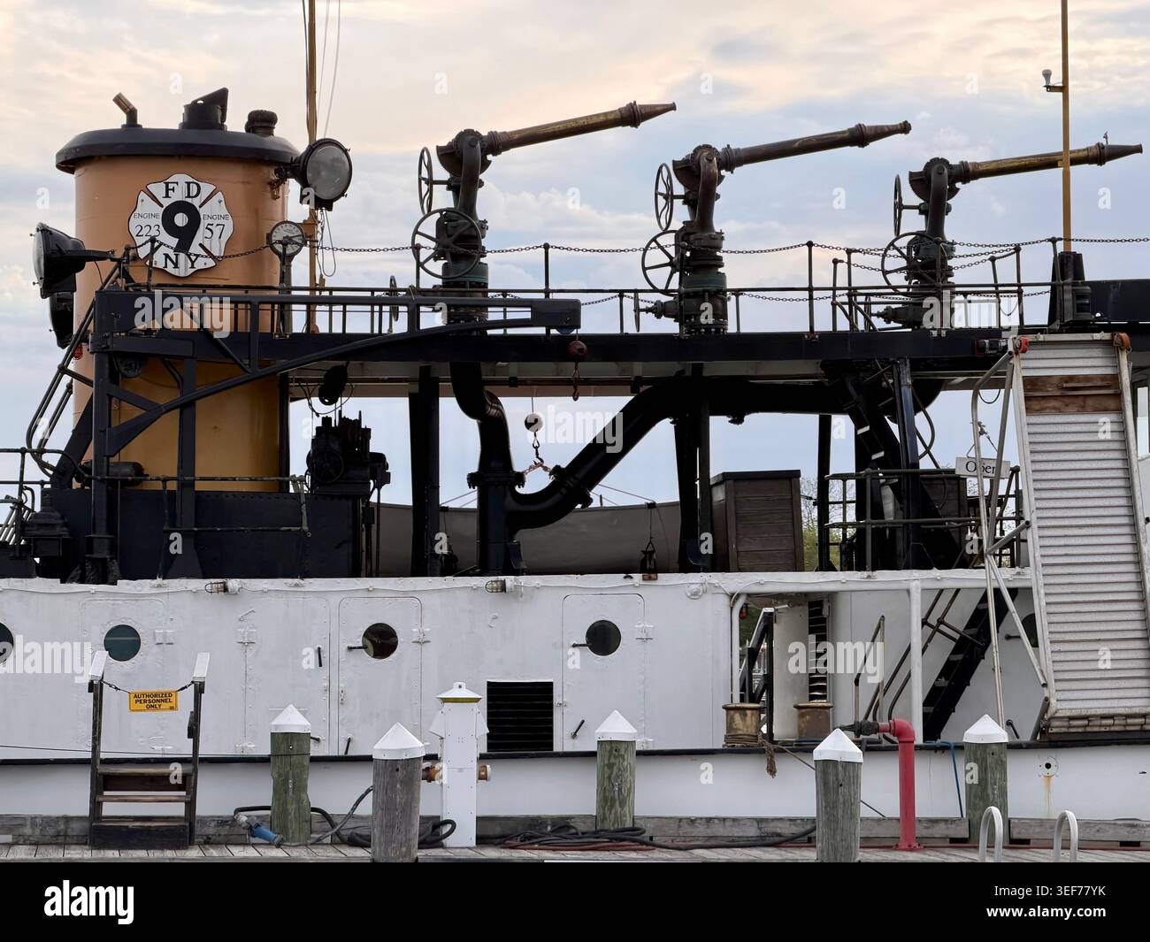 Cannone d'acqua in cima alla nave antincendio FDNY 134 piedi in pensione "Fire Fighter" a Greenport Harbor, New York. Ora è un museo galleggiante. Foto Stock