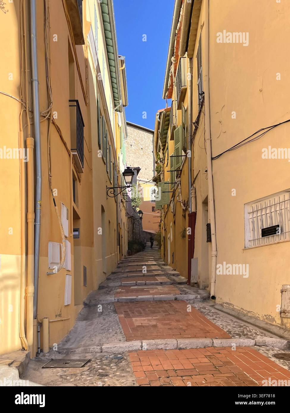 Affascinante vicolo stretto a Mentone, in Francia - Immagine stock catturata con smartphone