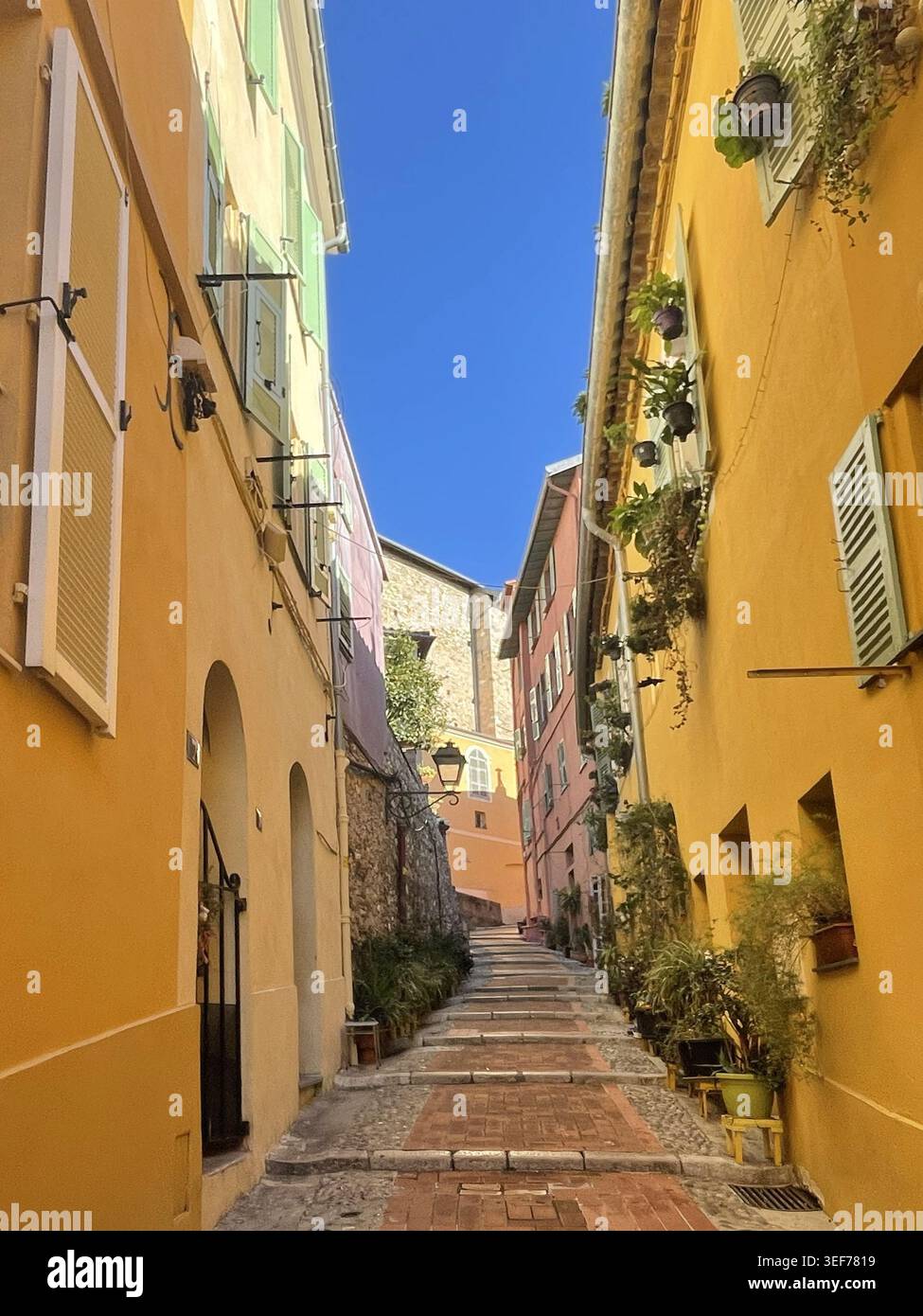 Affascinante vicolo stretto a Mentone, in Francia - Immagine stock catturata con smartphone