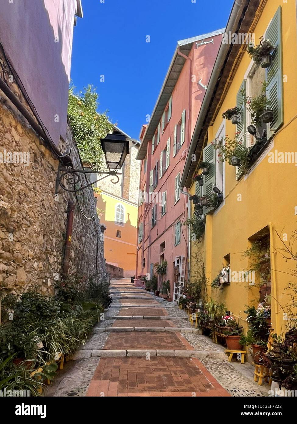Affascinante vicolo stretto a Mentone, in Francia - Immagine stock catturata con smartphone