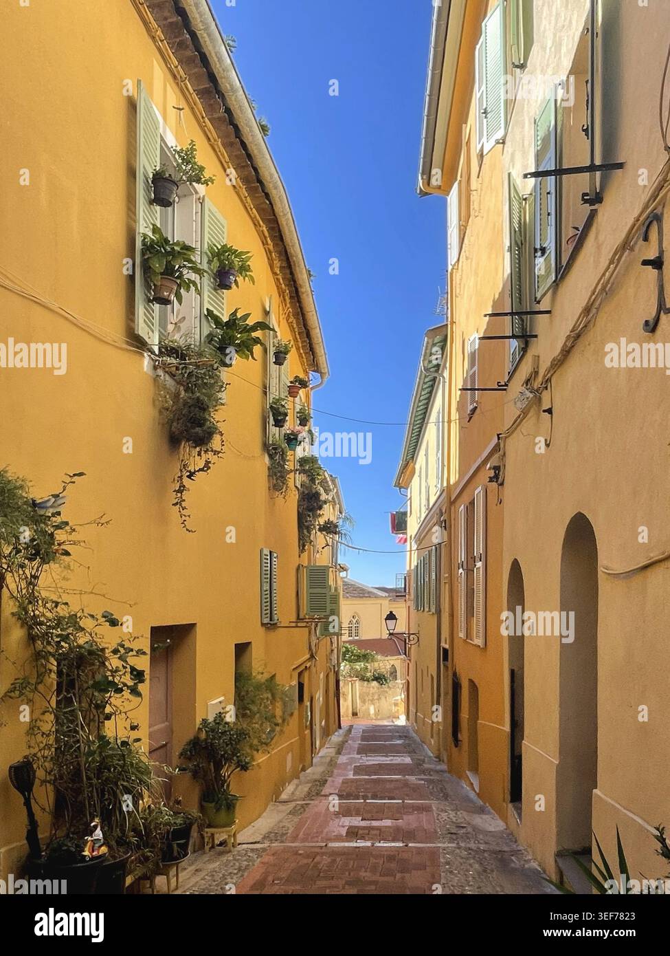 Affascinante vicolo stretto a Mentone, in Francia - Immagine stock catturata con smartphone