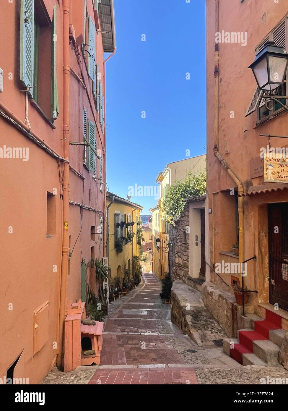 Affascinante vicolo stretto a Mentone, in Francia - Immagine stock catturata con smartphone