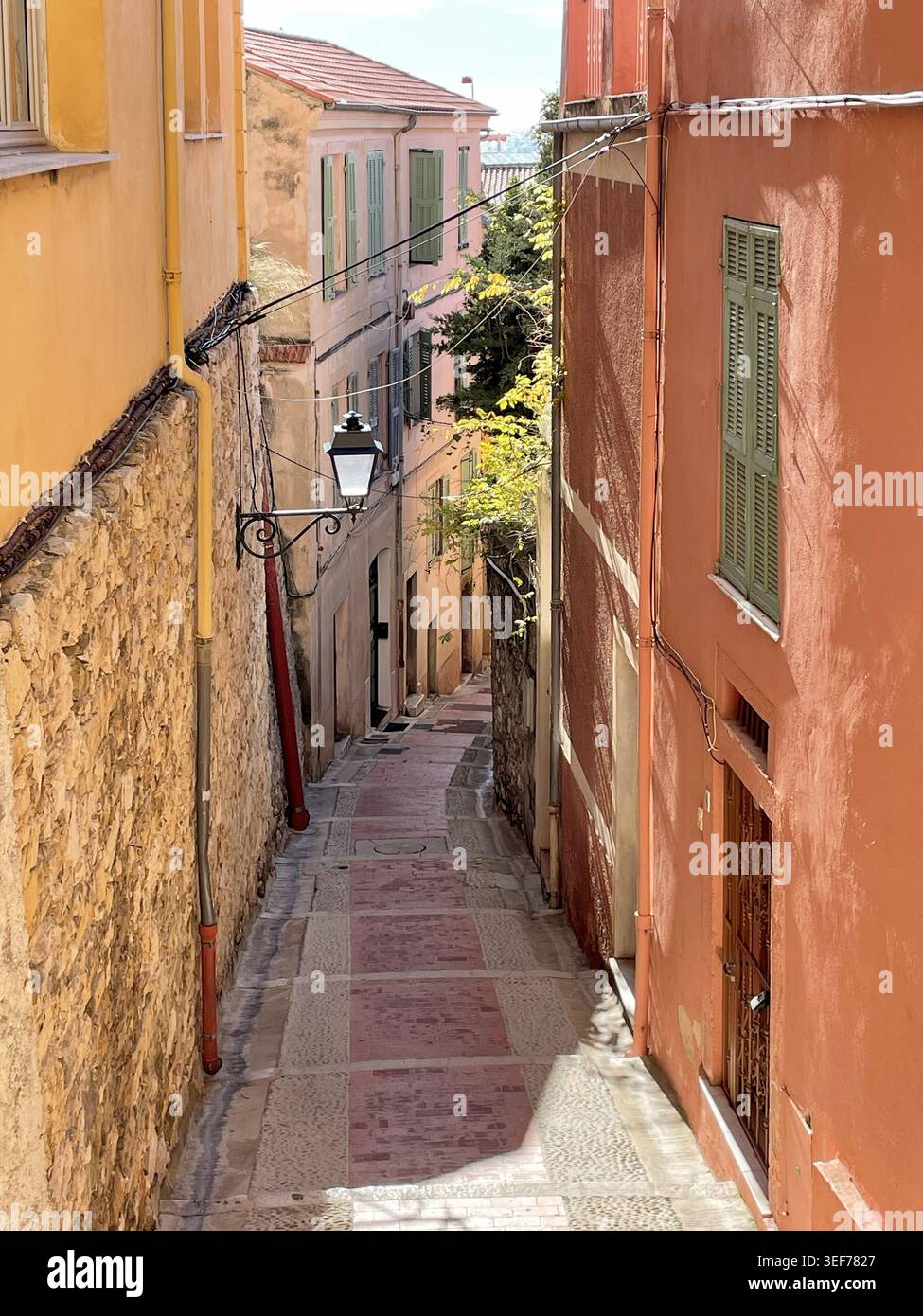 Vicolo stretto tra edifici colorati a Mentone, Francia - Immagine stock catturata con smartphone