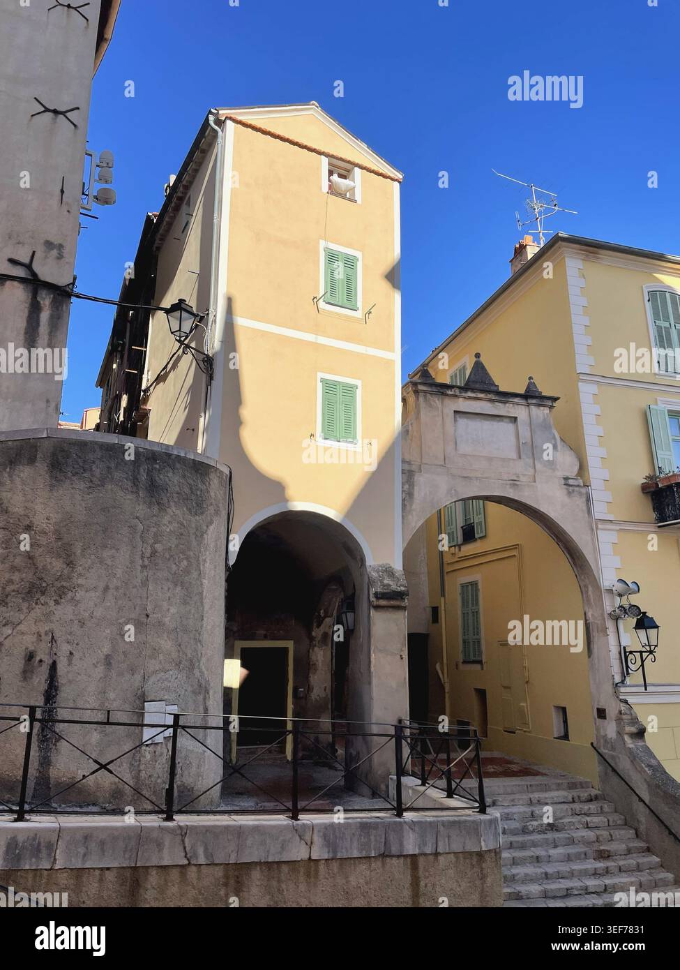 Architettura storica a Mentone, Francia - Immagine stock catturata con smartphone