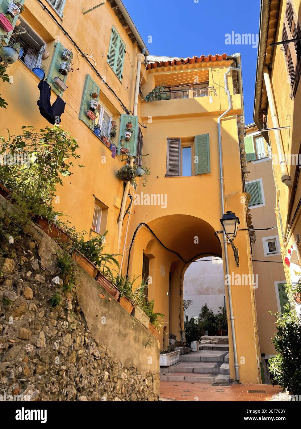 Edifici residenziali a Mentone, Francia - Immagine stock catturata con smartphone