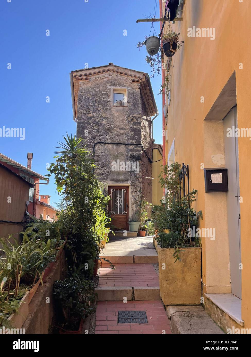 Edifici residenziali a Mentone, Francia - Immagine stock catturata con smartphone