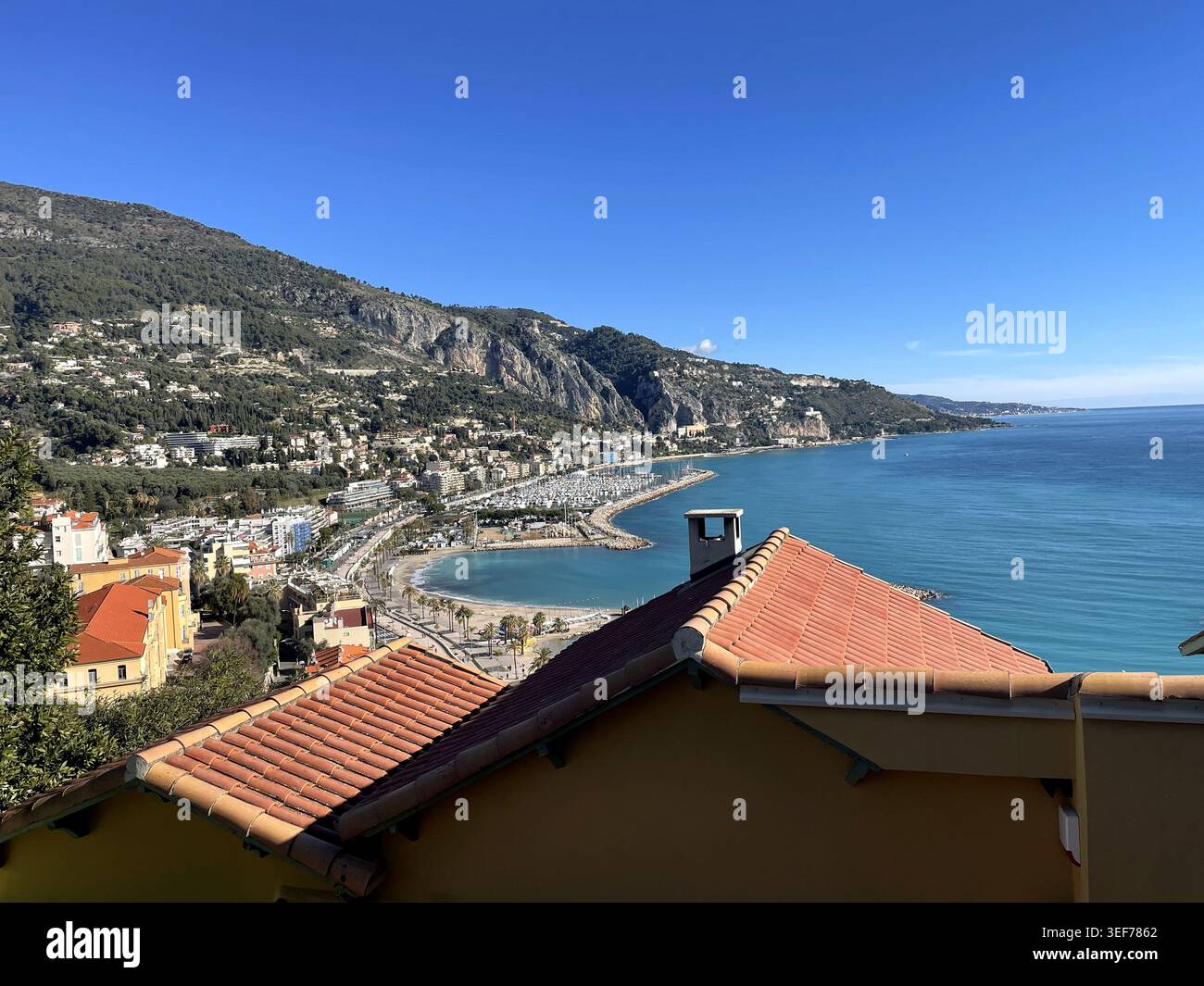 Mentone, Francia. Vista sul porto e sulle montagne costiere. - Immagine stock catturata con smartphone
