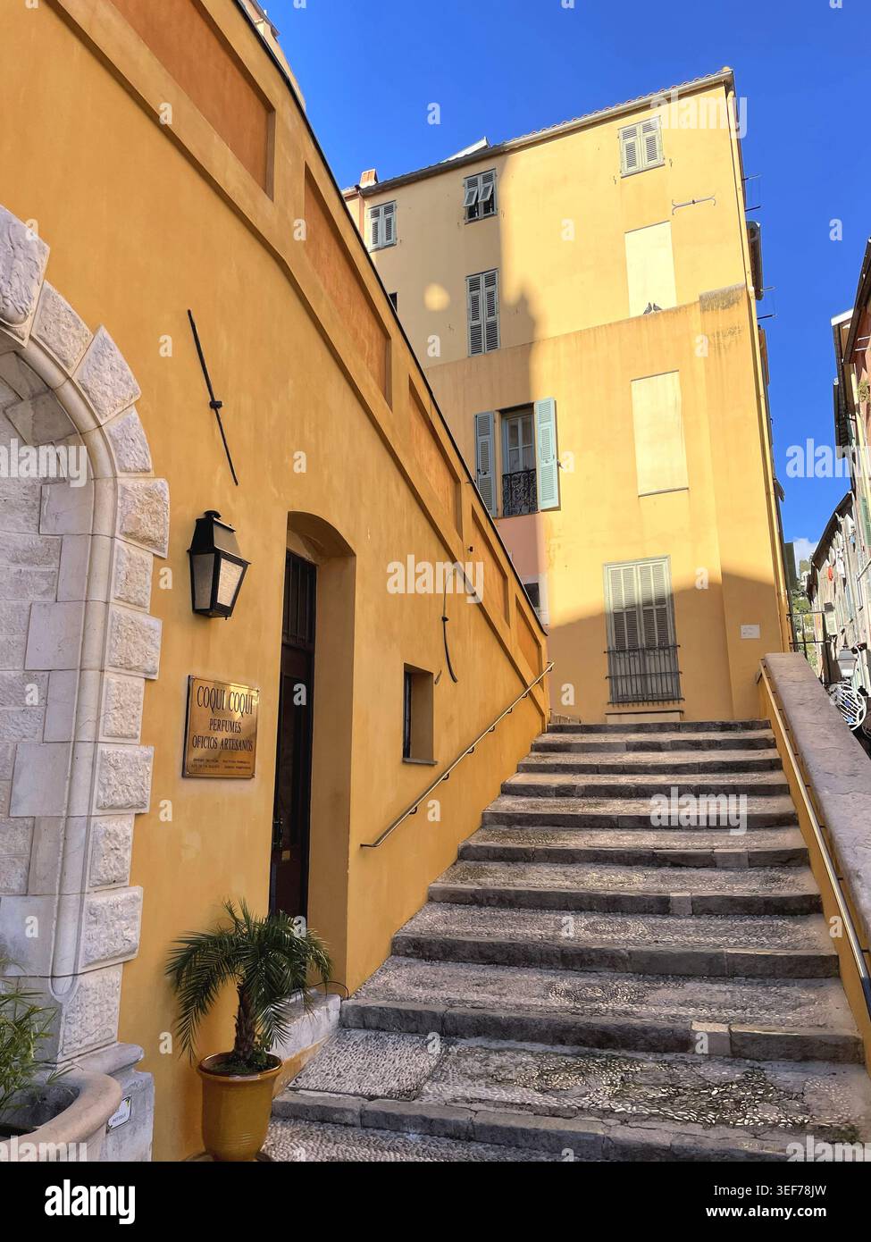 Edifici residenziali a Mentone, Francia - Immagine stock catturata con smartphone