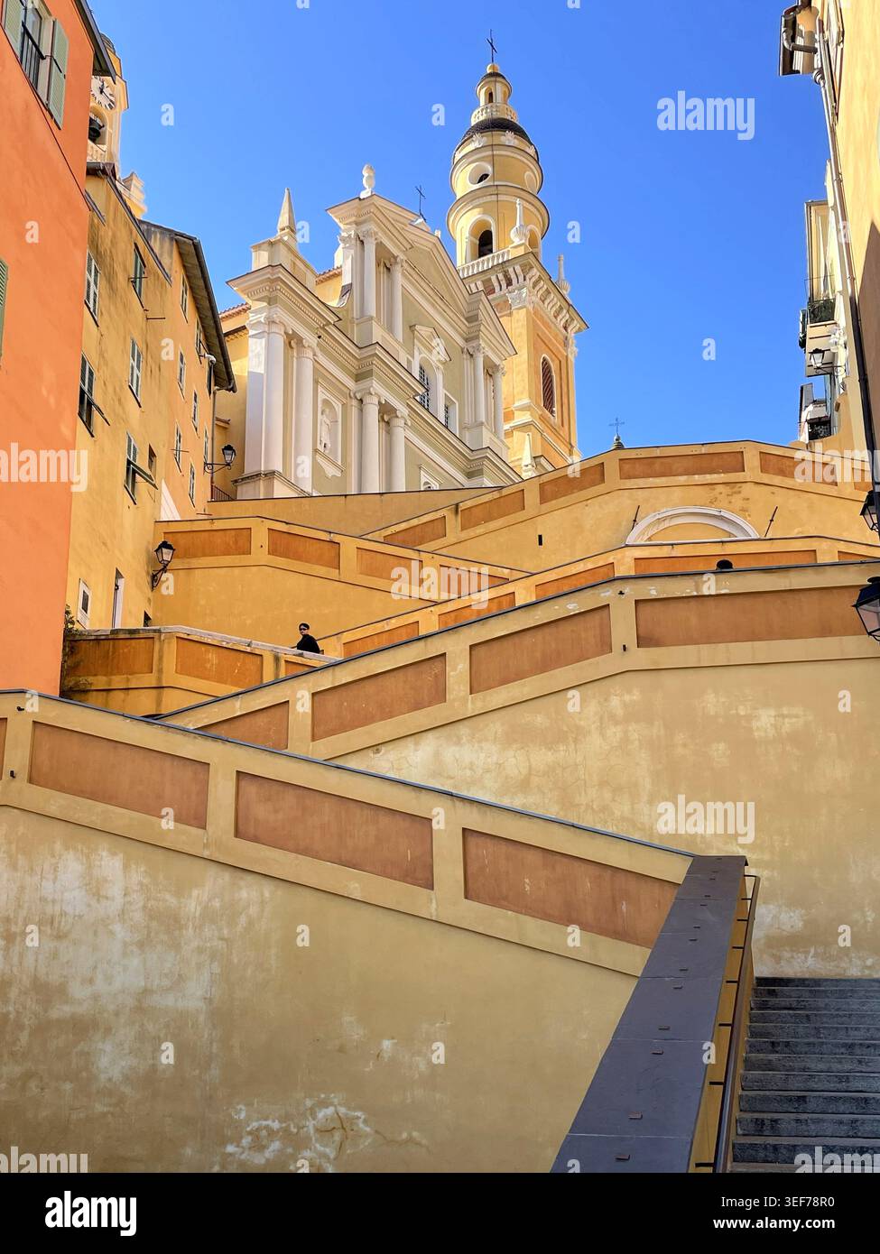 Mentone, Francia. L'iconica Rampes Saint-Michel, che conduce alla Basilica di Saint-Michel-Archange di Mentone. - Immagine stock catturata con smartphone