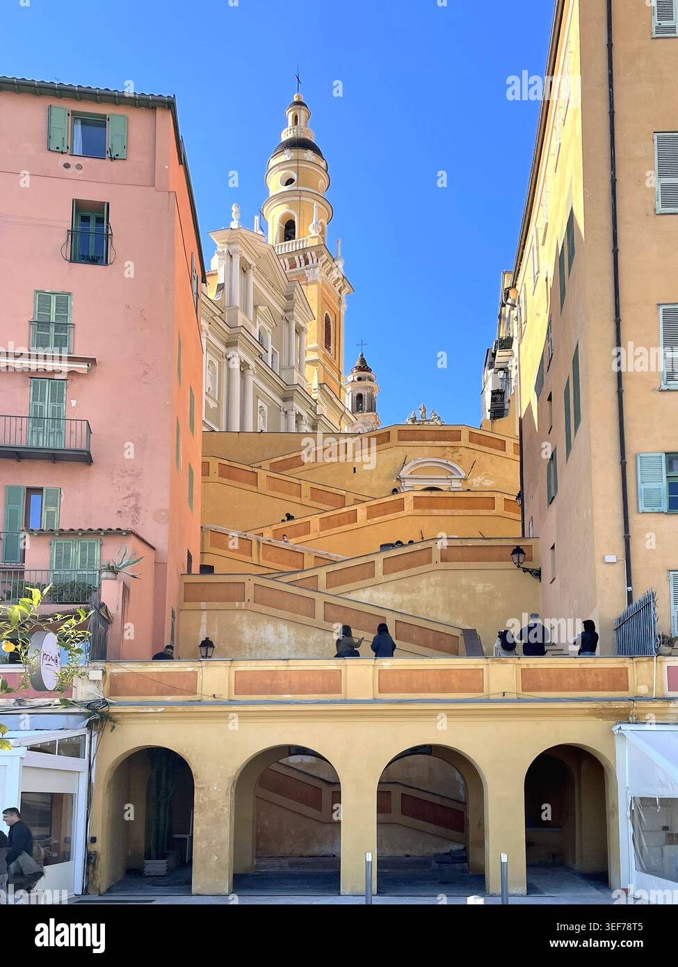 Mentone, Francia. L'iconica Rampes Saint-Michel, che conduce alla Basilica di Saint-Michel-Archange di Mentone. - Immagine stock catturata con smartphone