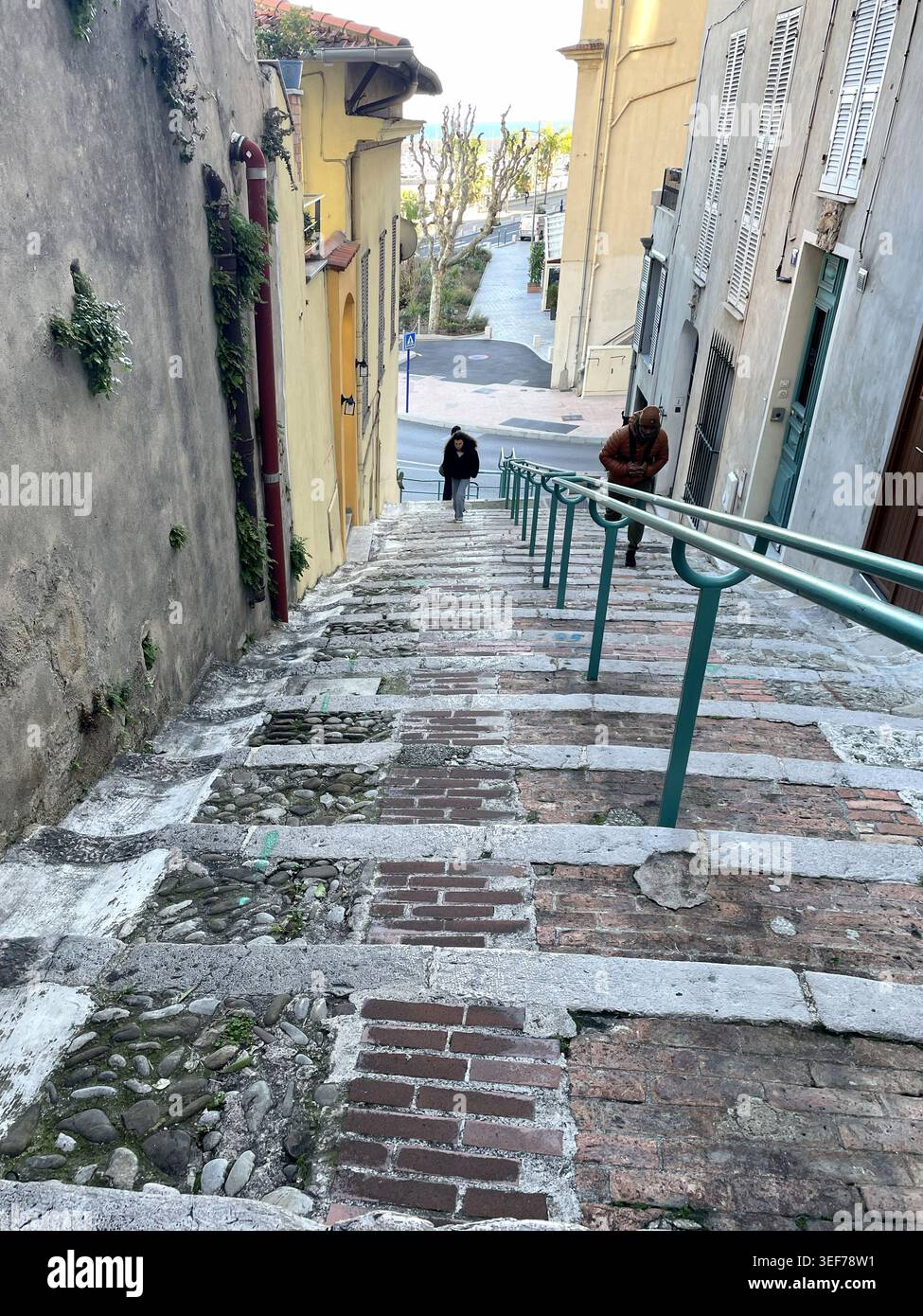 Scalinata ripida a Mentone, Francia - Immagine stock catturata con smartphone