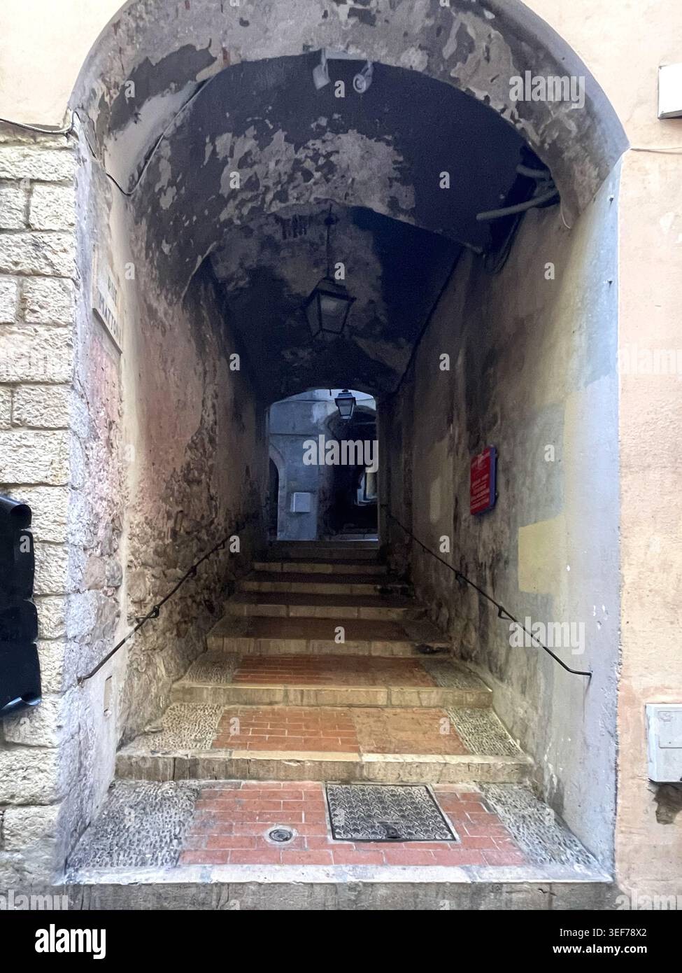 Passaggio stretto a Mentone, in Francia - Immagine stock catturata con smartphone
