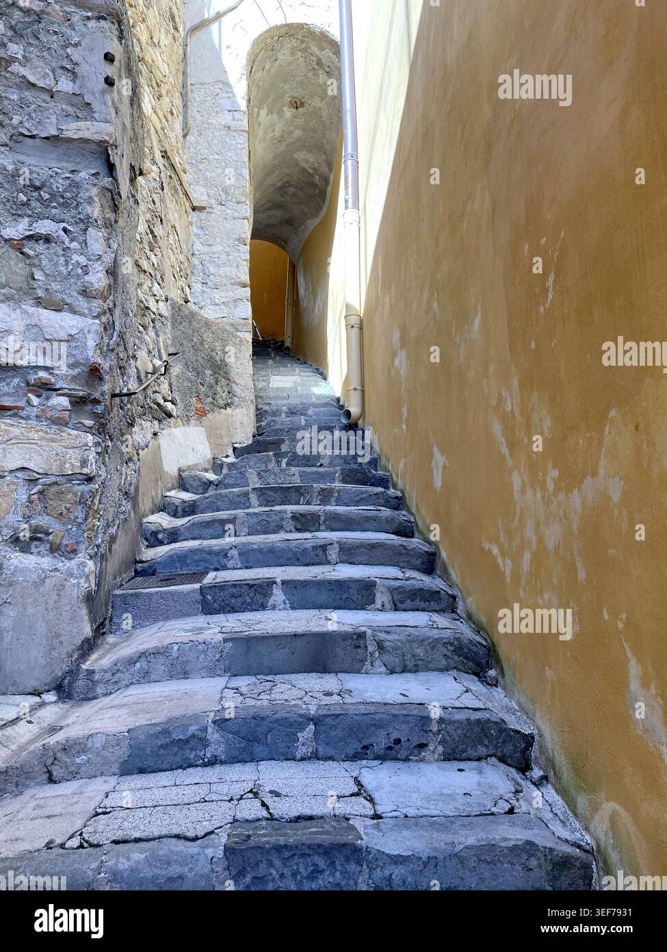 Scalinata ripida e stretta e passaggio a Mentone, Francia - Immagine stock catturata con smartphone