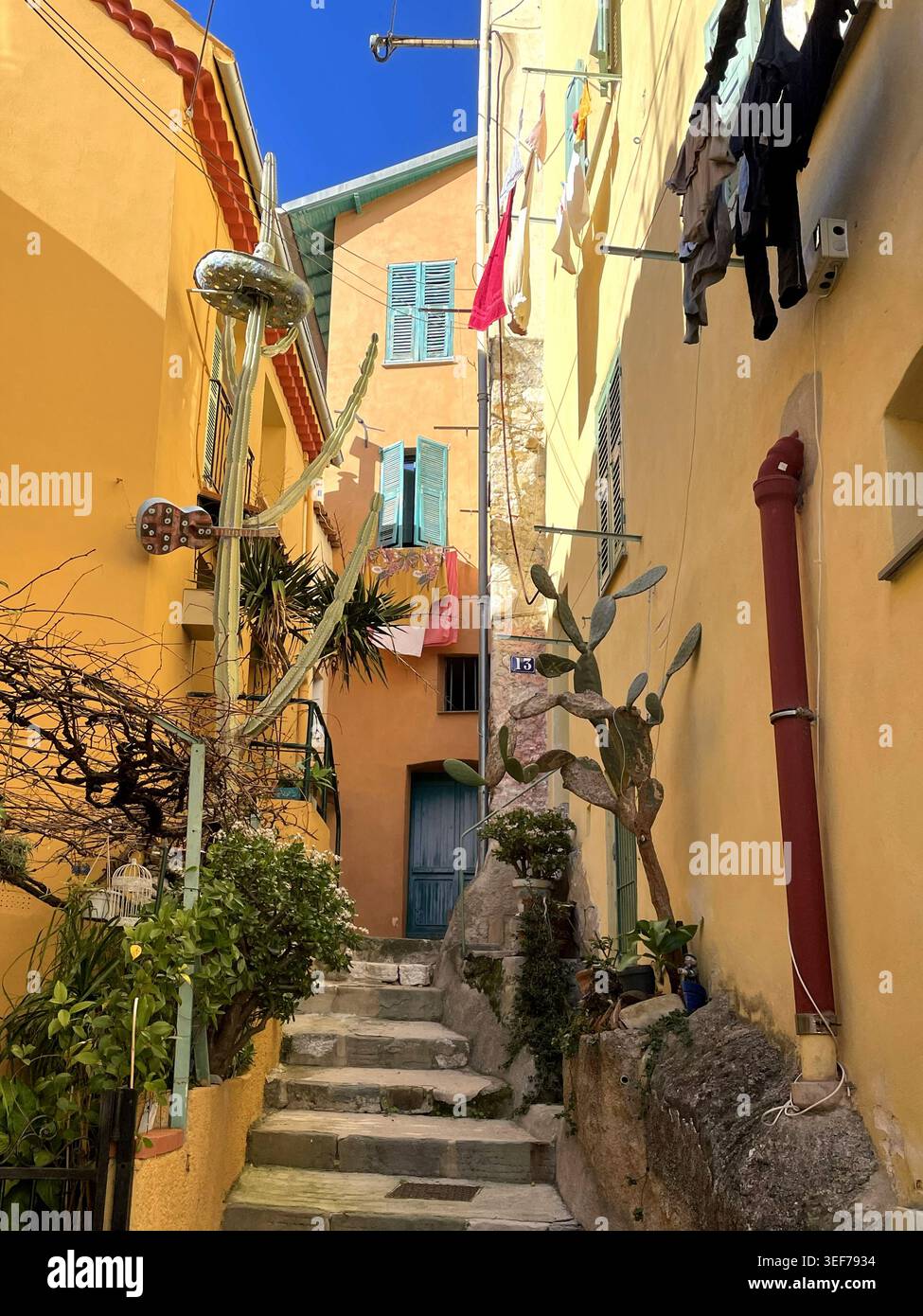 Edifici residenziali a Mentone, Francia - Immagine stock catturata con smartphone