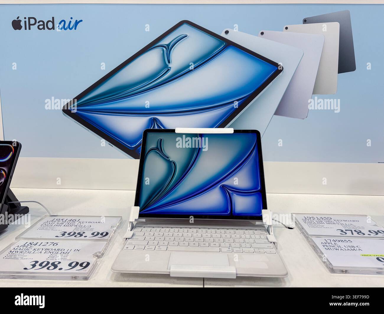 Apple iPad Air con tastiera sul display. Vendita al dettaglio con informazioni sui prezzi degli accessori. Foto Stock