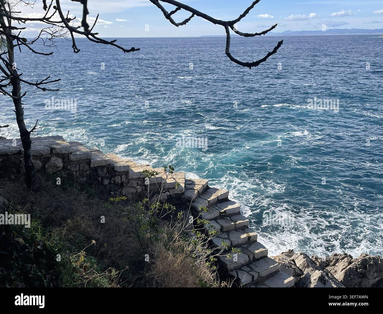 Saint-Jean-Cap-Ferrat, Francia. Il sentiero costiero Chemin des Douaniers, con lo splendido paesaggio della baia. - Immagine stock catturata con smartphone