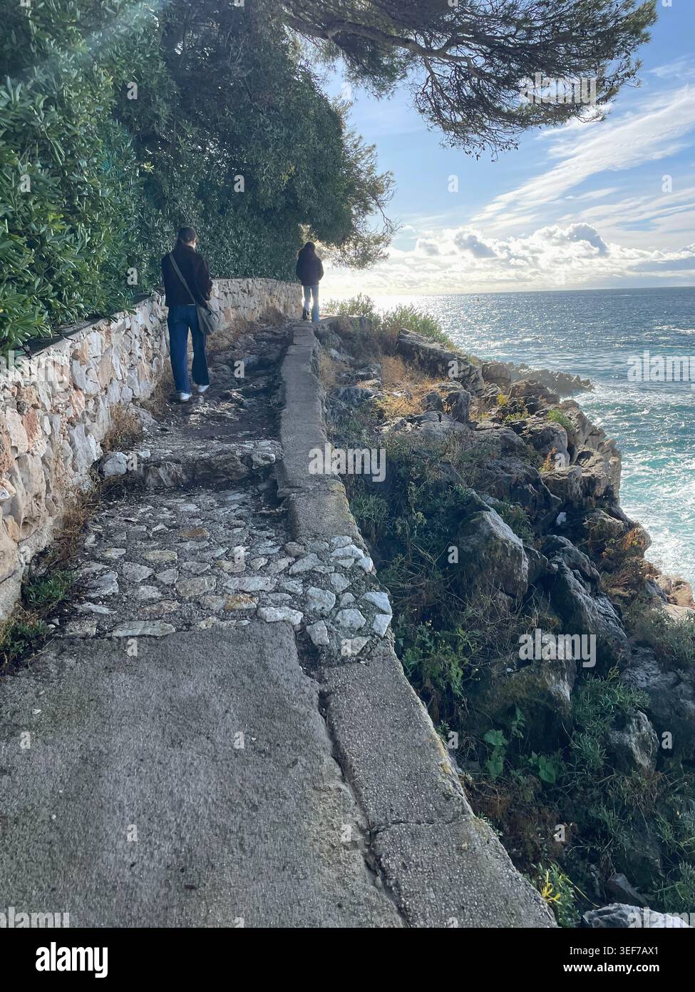 Saint-Jean-Cap-Ferrat, Francia. Gente che fa trekking sul sentiero costiero Chemin des Douaniers. - Immagine stock catturata con smartphone