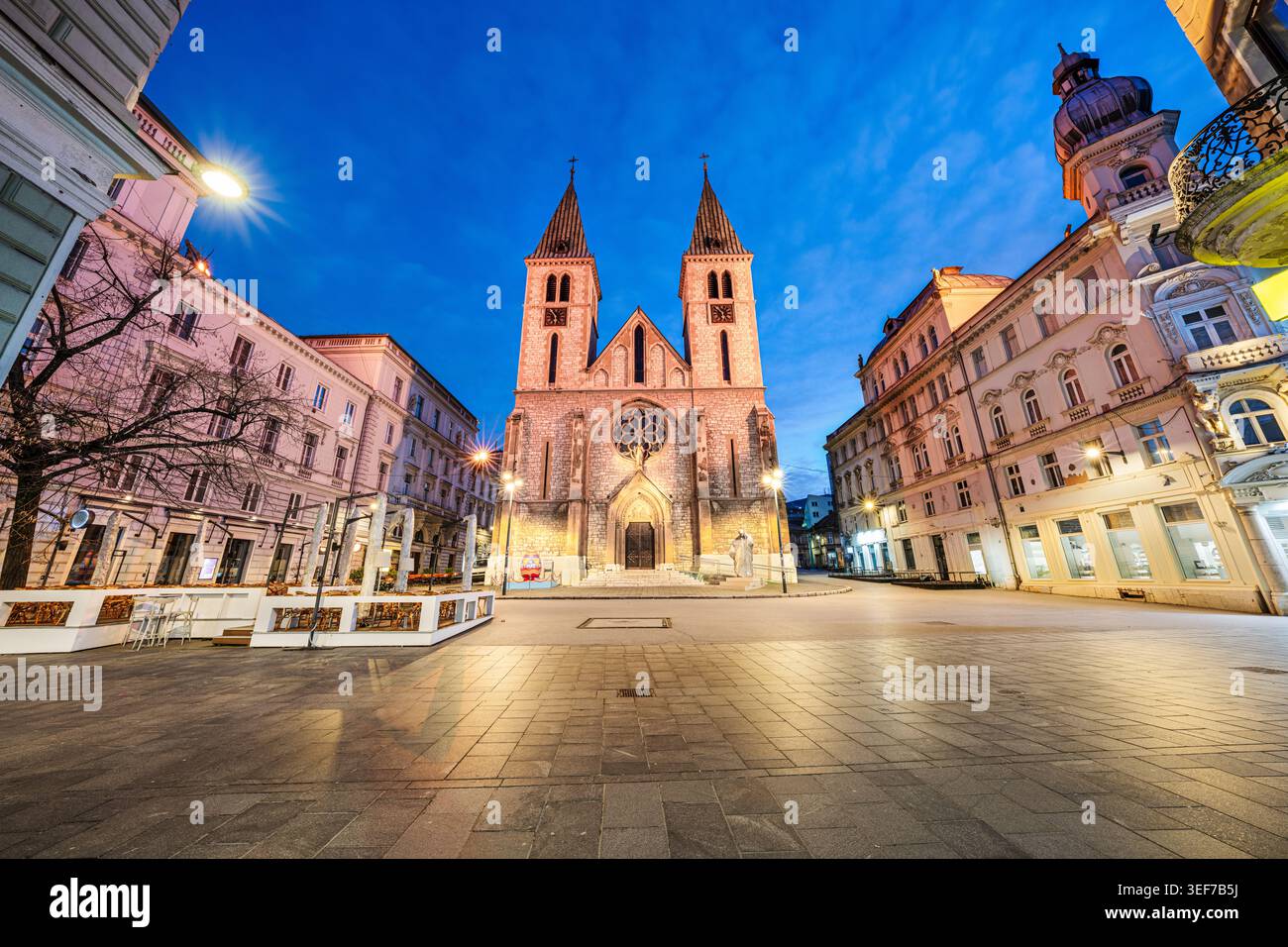 Sarajevo, Bosnia ed Erzegovina presso la Cattedrale del Sacro cuore all'ora blu. Foto Stock