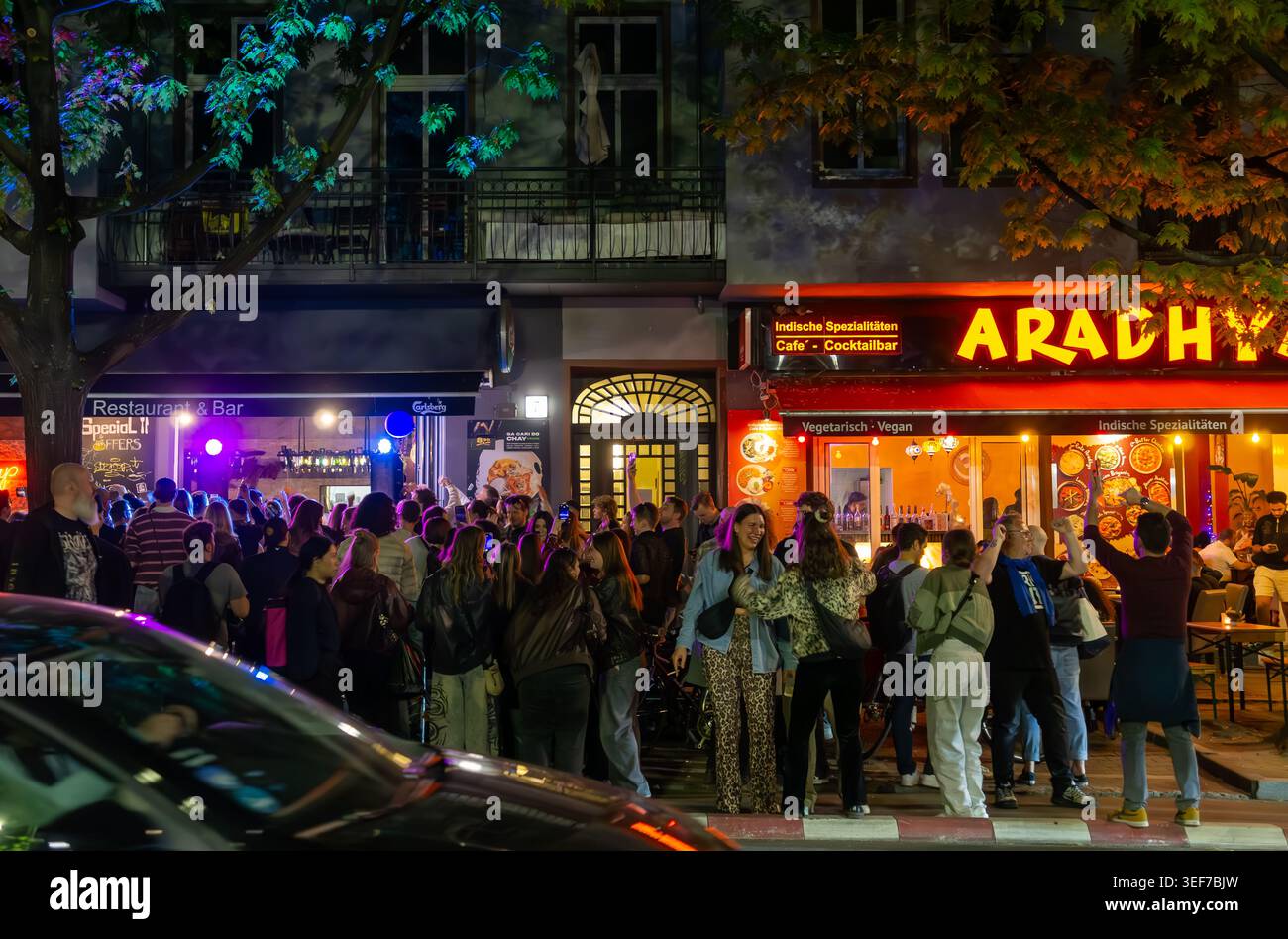 BERLINO, GERMANIA - 1° MAGGIO 2026: Festa di folla fuori durante le celebrazioni della vita notturna del giorno di maggio sul Revaler Straße a Friedriedrichshain. Foto Stock