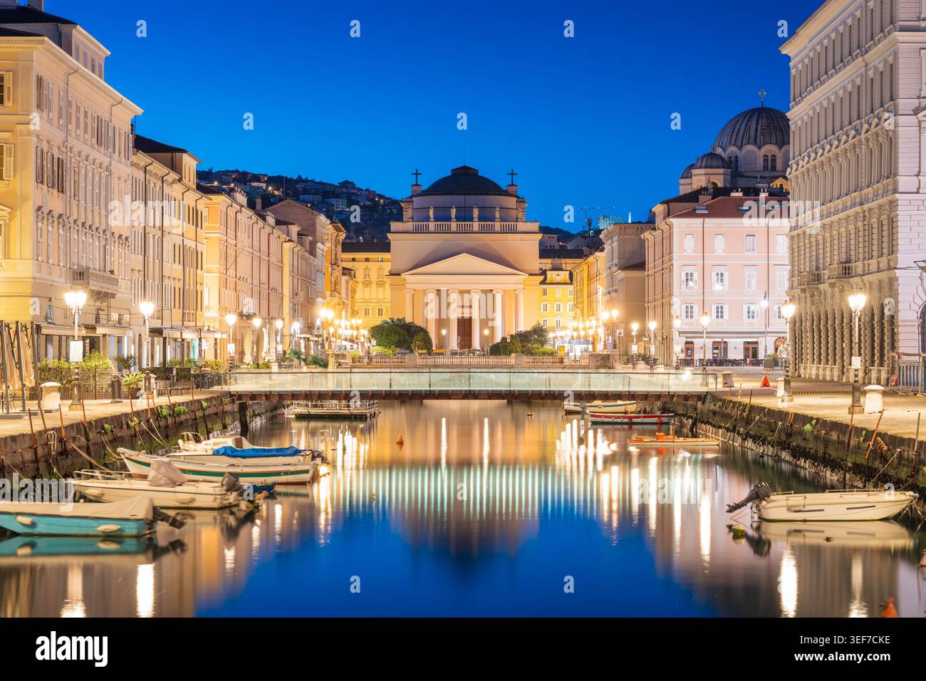 Trieste, Italia dal Canal grande verso la chiesa di Sant'Antonio all'alba. Foto Stock
