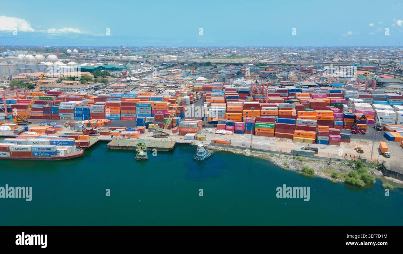 Vista aerea del porto Apapa Container con container impilati e navi da carico sul lungomare di Lagos, Nigeria Foto Stock