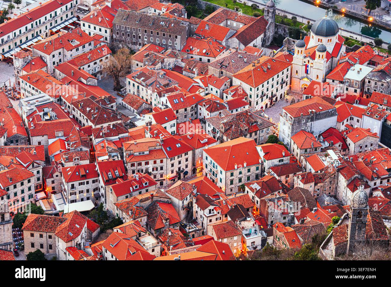 Cattaro, Montenegro, paesaggio urbano della città vecchia visto dall'alto. Foto Stock