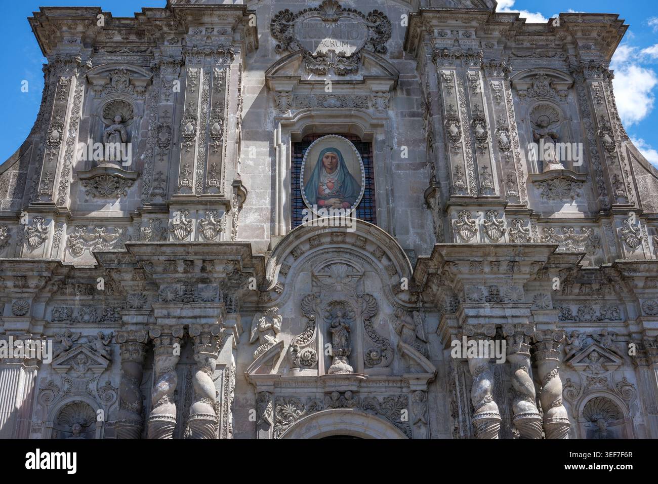 Quito, Ecuador - 12 aprile 2026: Chiesa della compagnia di Gesù a Quito, Ecuador. Foto Stock