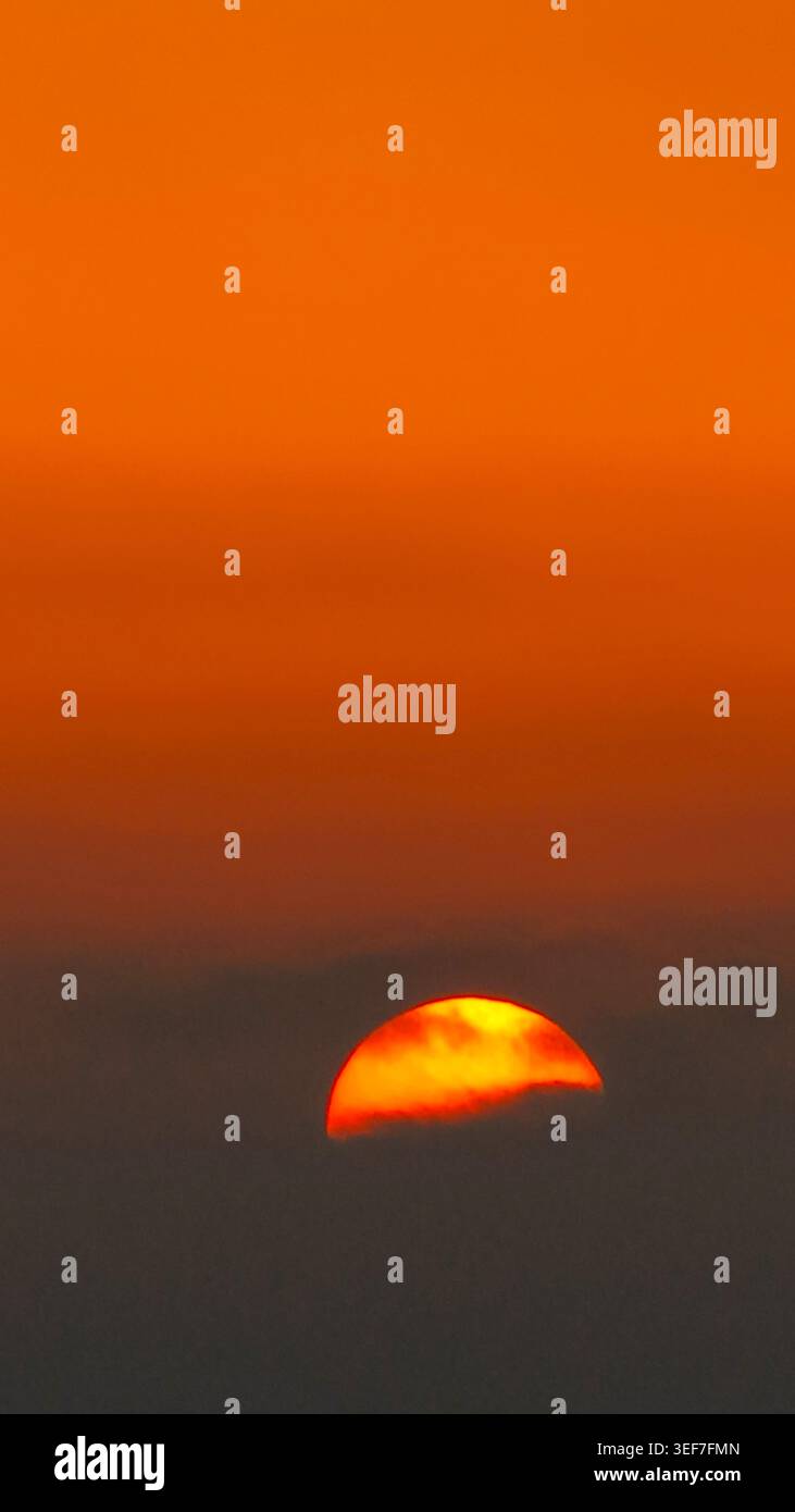 Fiery Orange Sun al tramonto Foto Stock