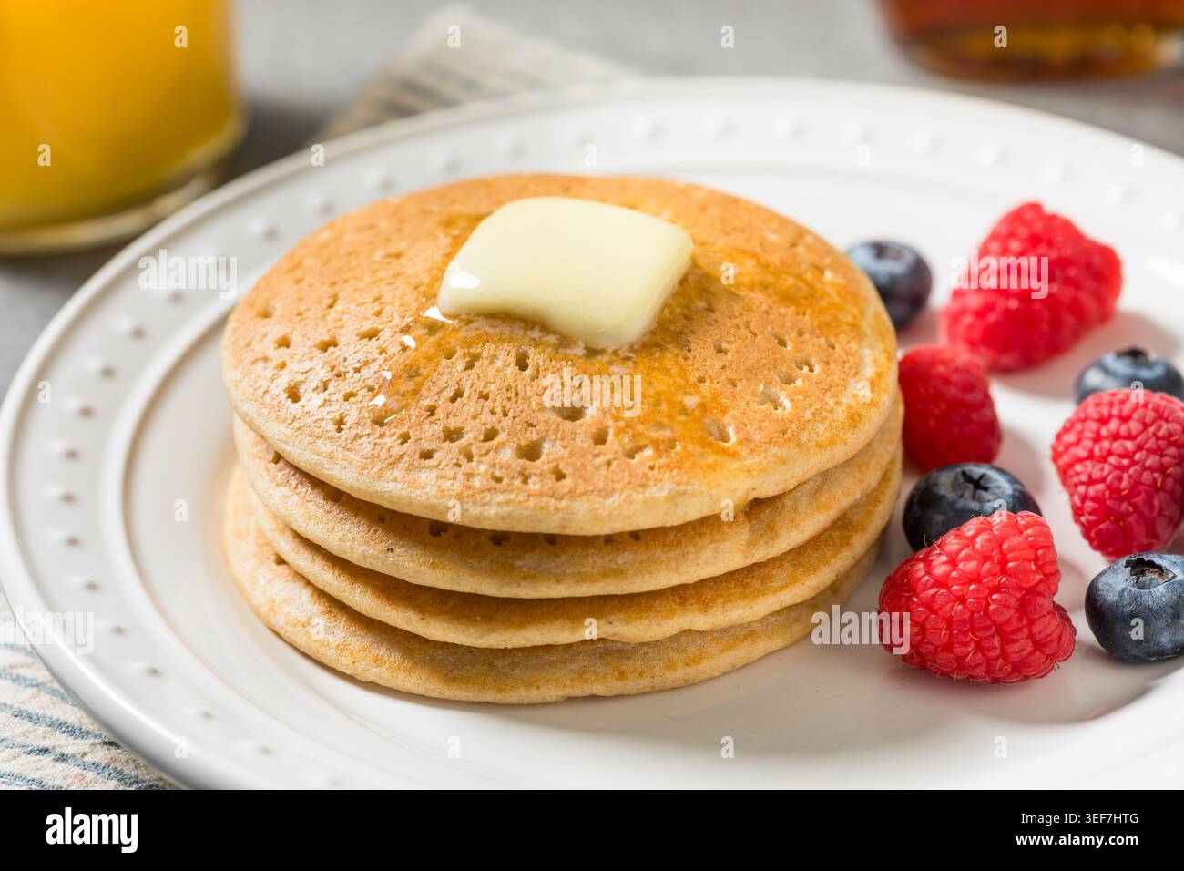 Mini pancake fatti in casa con burro e frutta Foto Stock