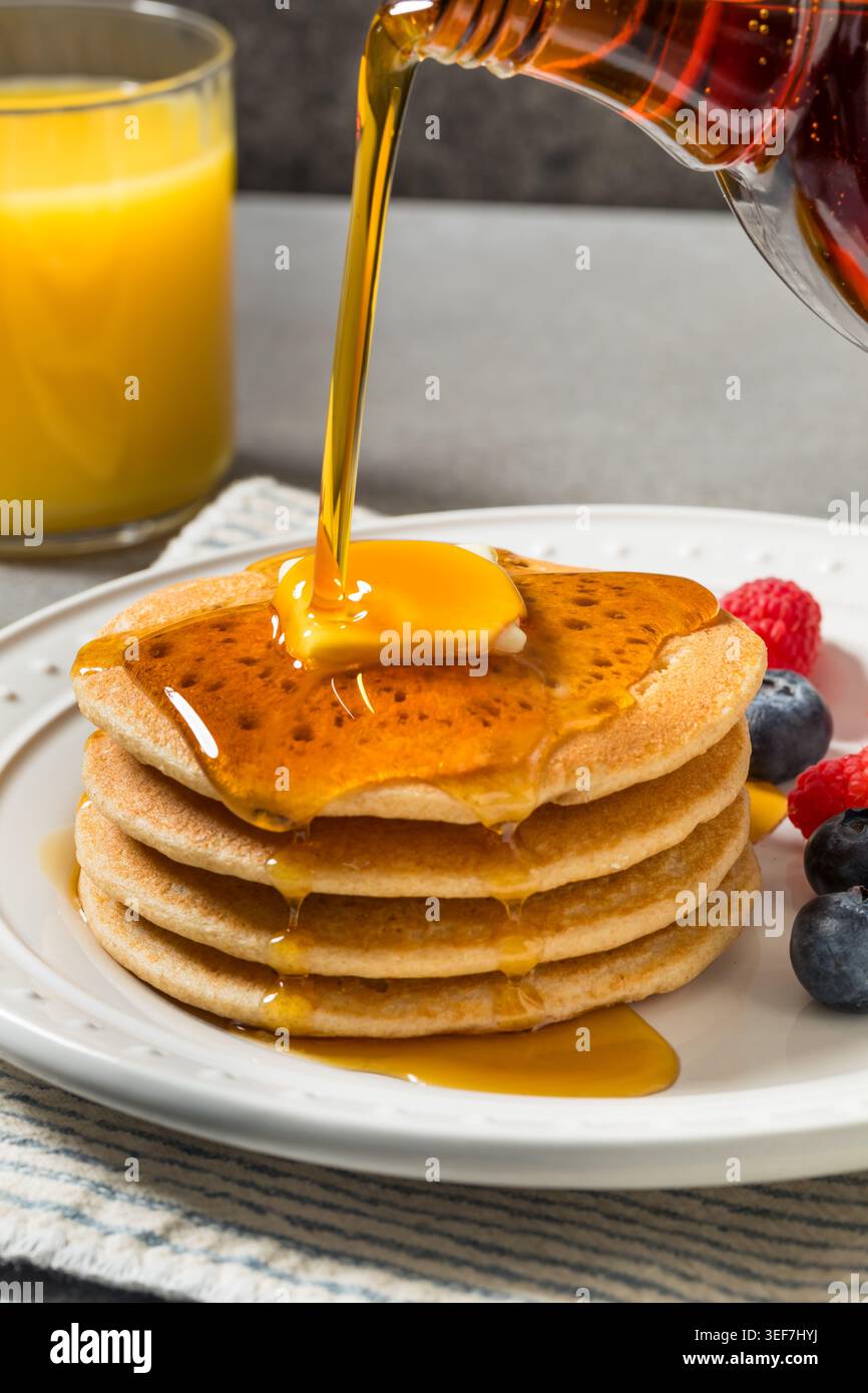 Mini pancake fatti in casa con burro e frutta Foto Stock