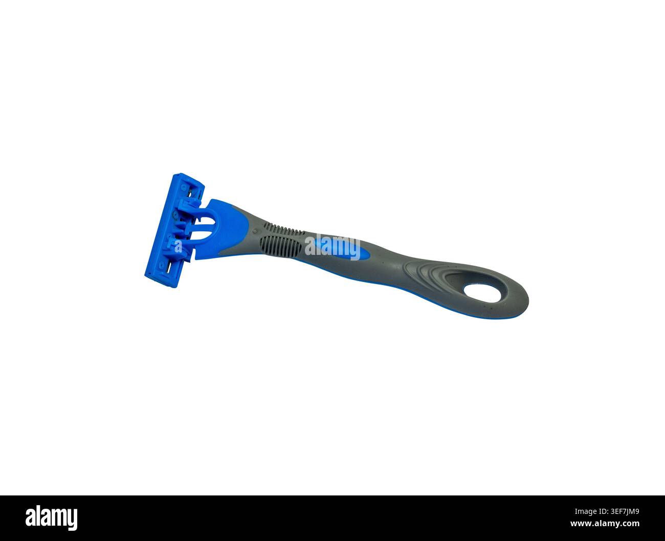 Rasoio monouso a tripla lama blu e grigio con impugnatura ergonomica isolata su sfondo bianco, vista laterale dello strumento per la cura del corpo maschile Foto Stock