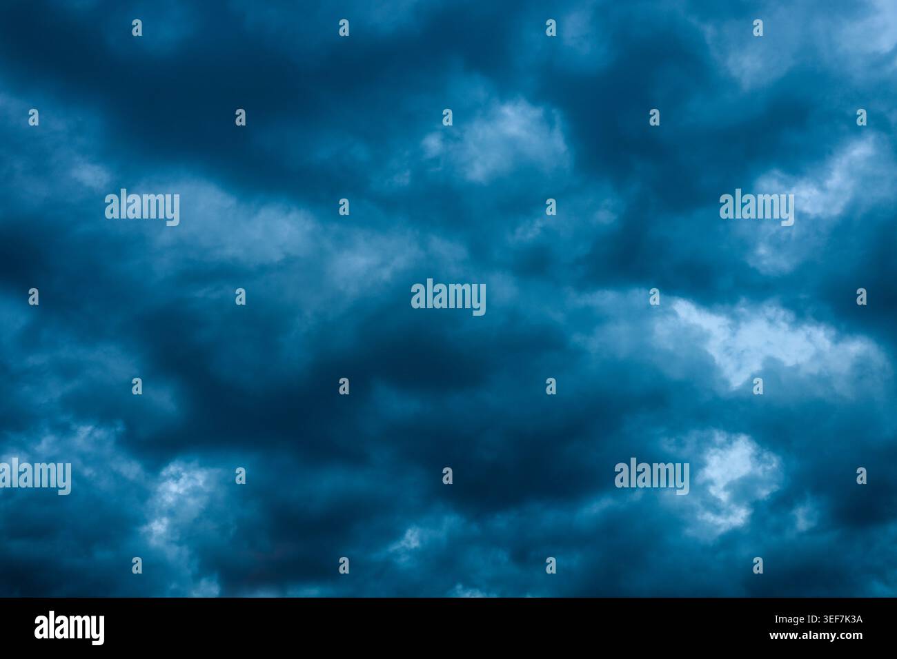 Abyssal Tones of the Gathering Storm Foto Stock