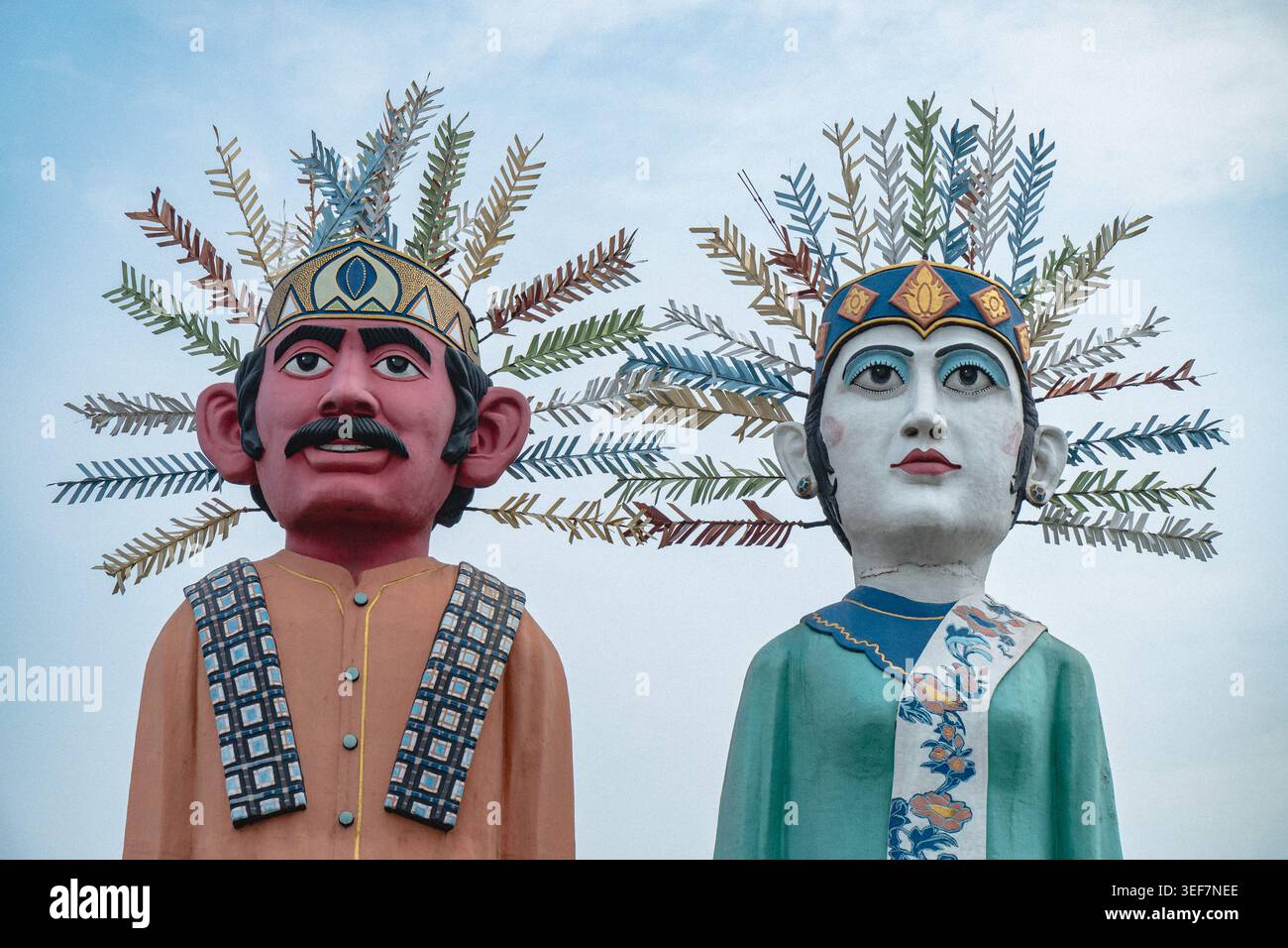 Giacarta, 7 giugno 2026. Tradizionali figure Betawi Ondel esposte contro il cielo, che rappresentano il patrimonio culturale e il folklore di Giacarta Foto Stock