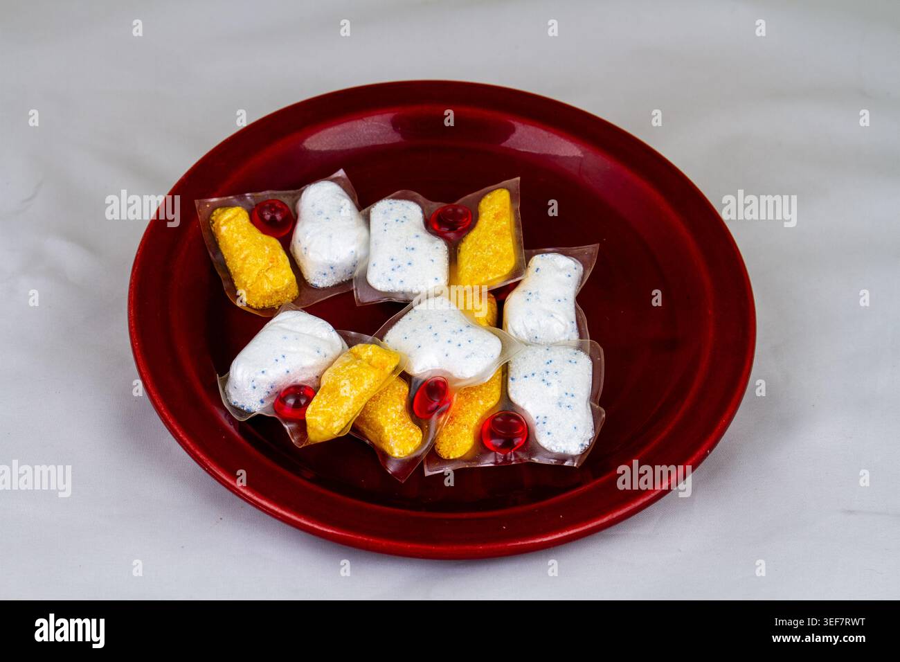 Compresse detergenti SAP per lavastoviglie automatiche isolate in un piatto in cucina Foto Stock