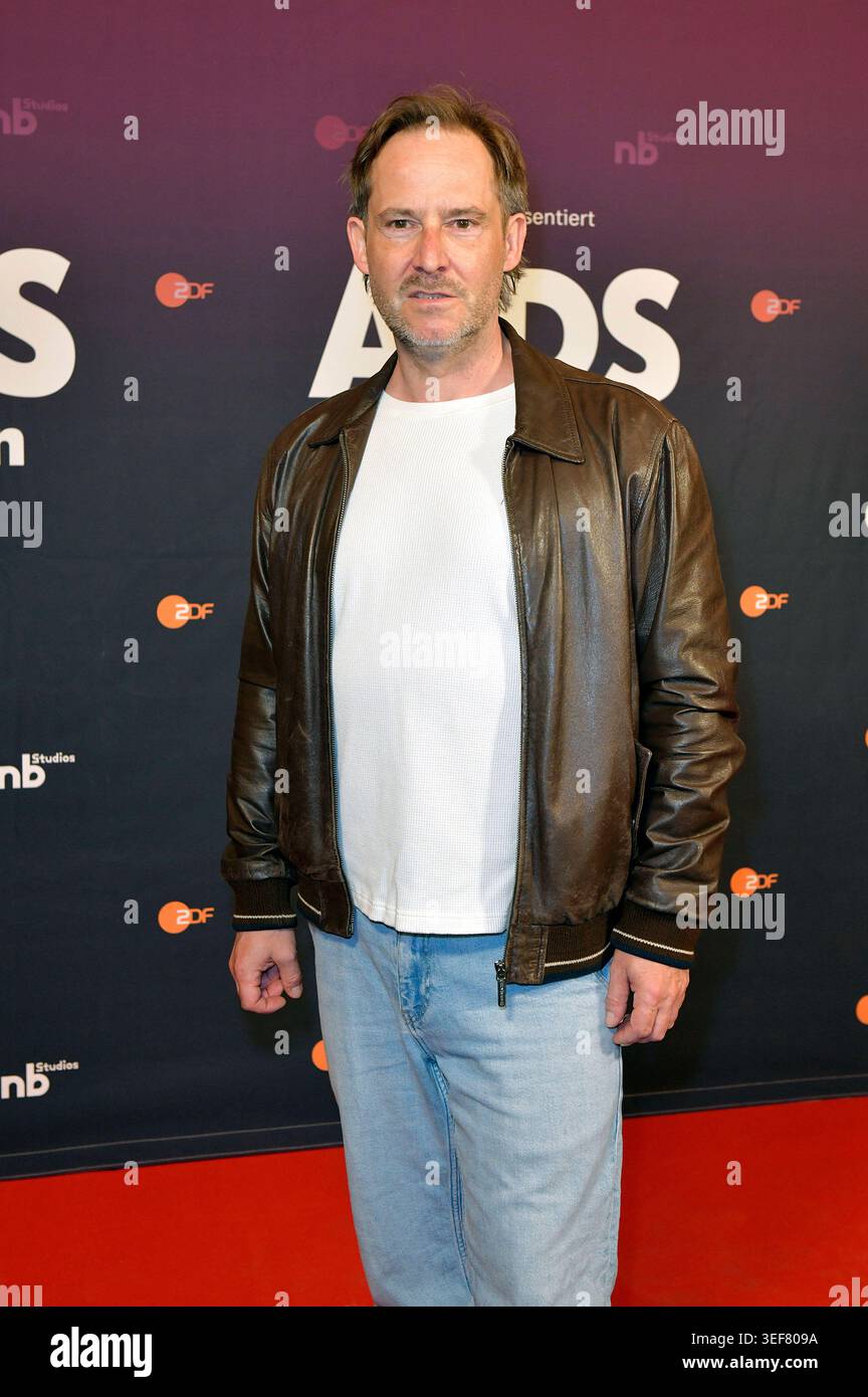 Niels Bruno Schmidt bei der Preview der ZDF-Dokuserie AIDS - in Zeiten der Liebe im Kino International. Berlino, 13.05.2026 *** Niels Bruno Schmidt in anteprima della serie di documentari ZDF AIDS in Zeiten der Liebe al Kino International Berlin, 13 05 2026 foto:XM.xBehrensx/xFuturexImagex Aid 6562 Foto Stock