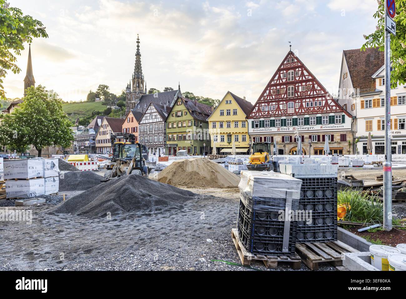 Kielmeyerhaus am Marktplatz 3, ex stampa ospedaliera. L'edificio risale al 1582. Fila di case in legno sulla piazza del mercato. La piazza è cu Foto Stock