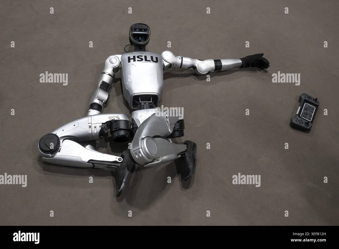 Robot umanoide a terra, Unitree G1, HSLU, Berna, Svizzera Foto Stock