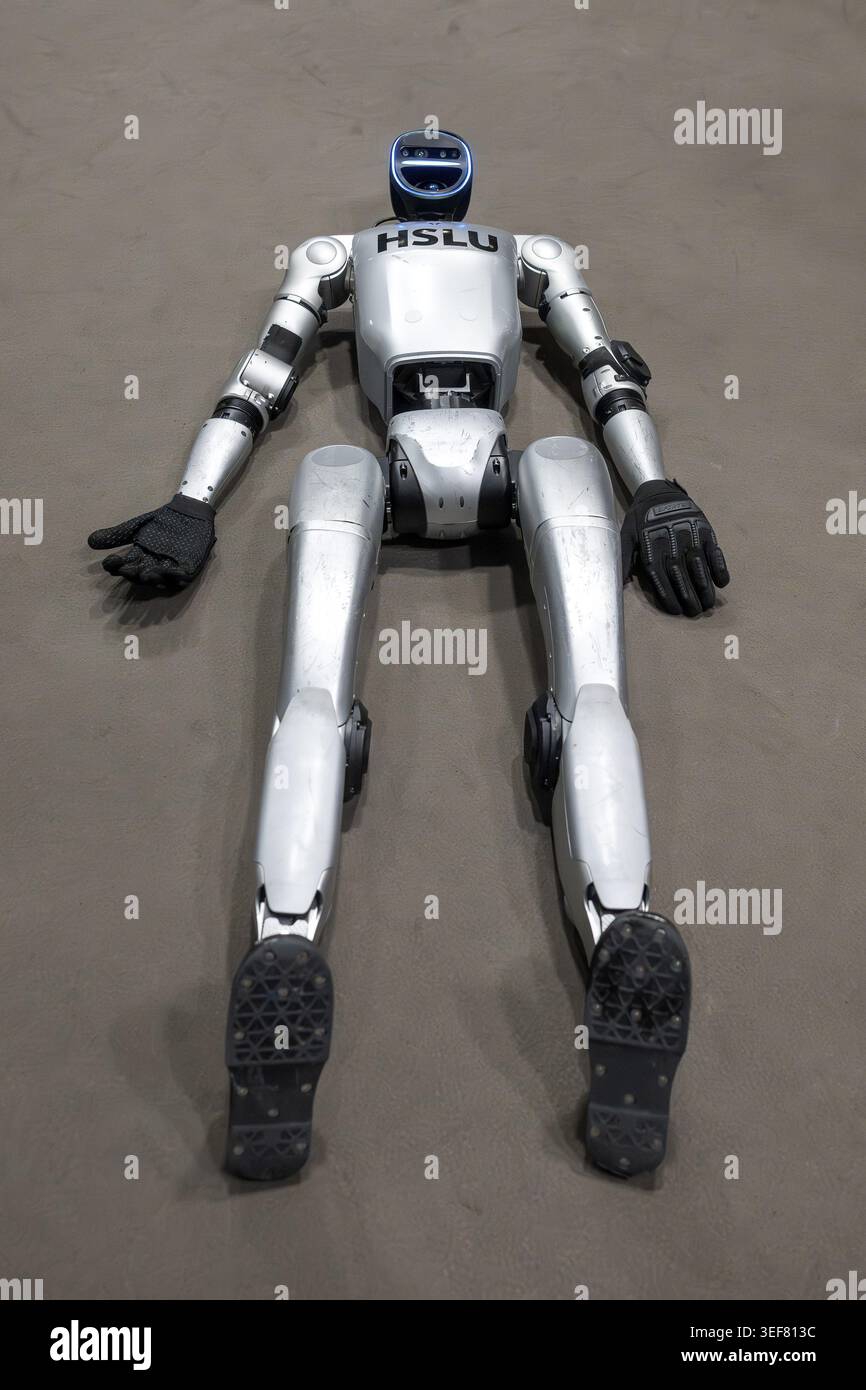 Robot umanoide a terra, Unitree G1, HSLU, Berna, Svizzera Foto Stock