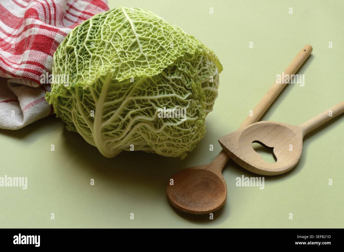 Savoy, savoy Cabbage con cucchiaio da cucina Foto Stock
