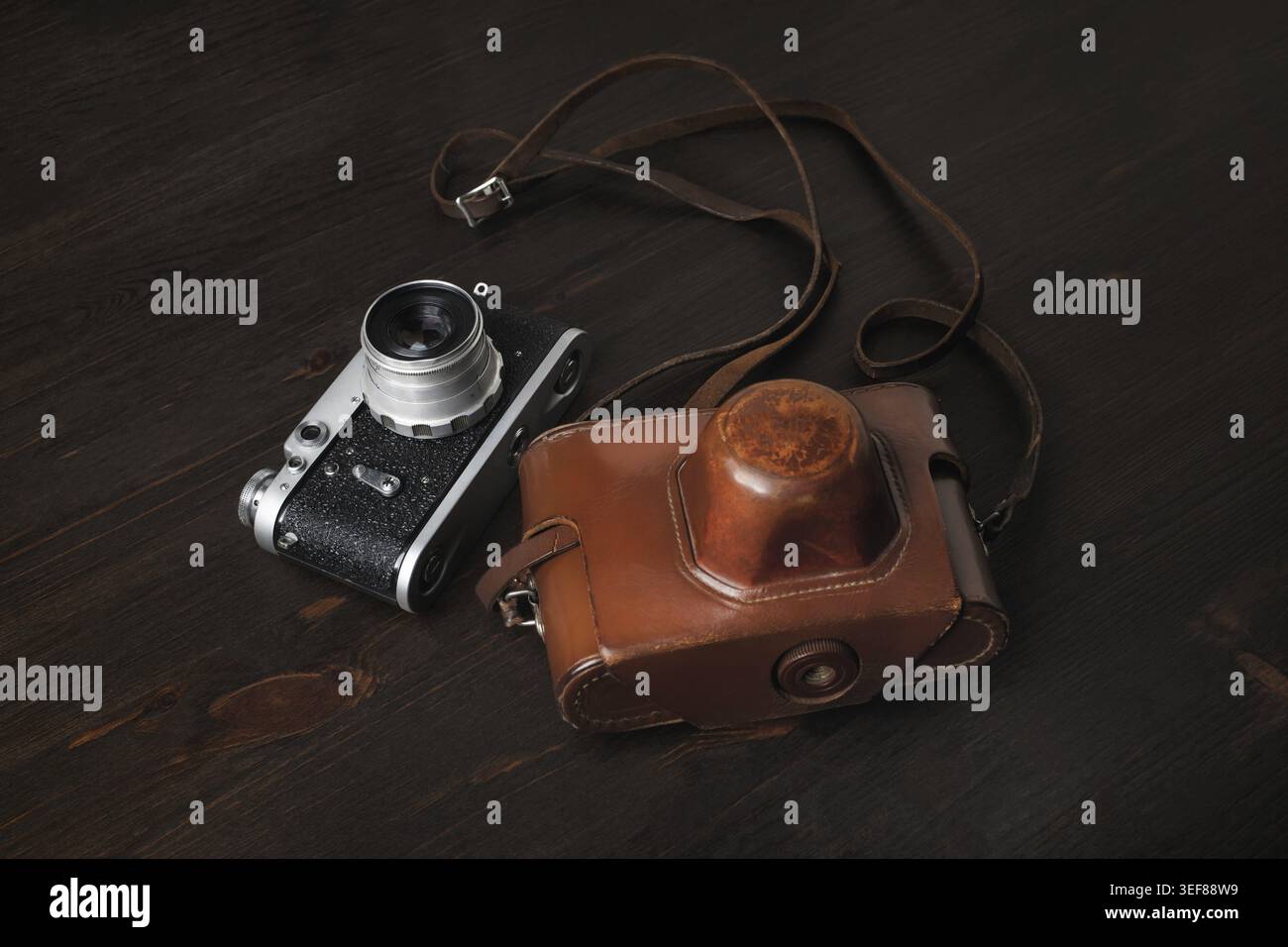 Fotocamera retrò su sfondo tavolo in legno Foto Stock