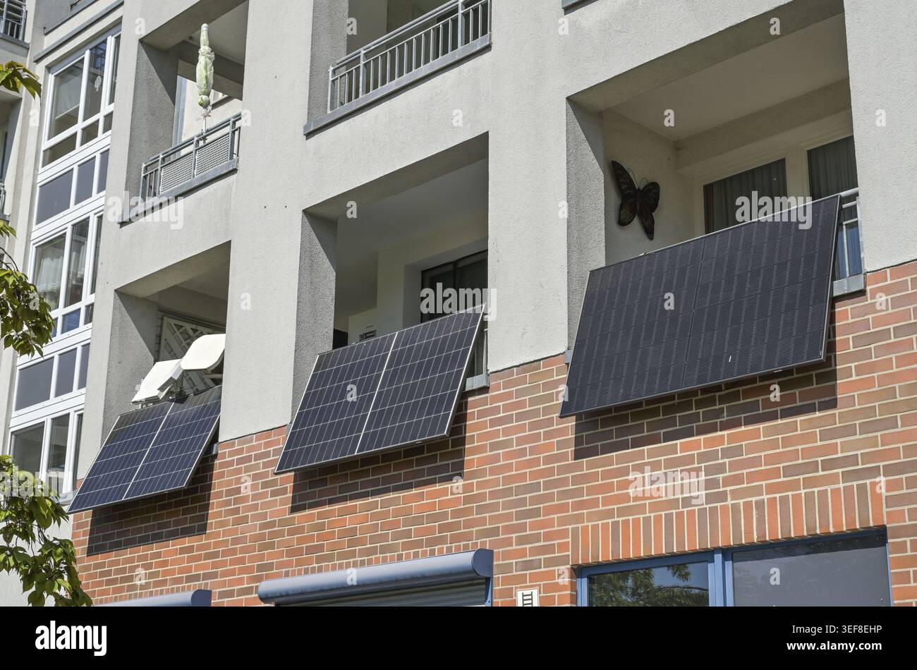 Centrale elettrica per balconi, edificio residenziale, sviluppo di alloggi Krusenick, Koepenick, distretto di Treptow-Koepenick, Berlino, Germania Foto Stock