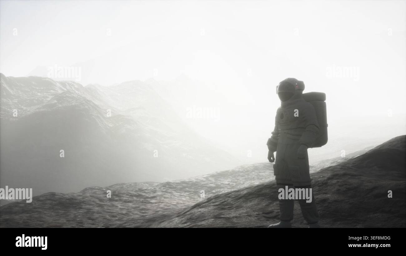 Astronauta su un altro pianeta con polvere e nebbia Foto Stock