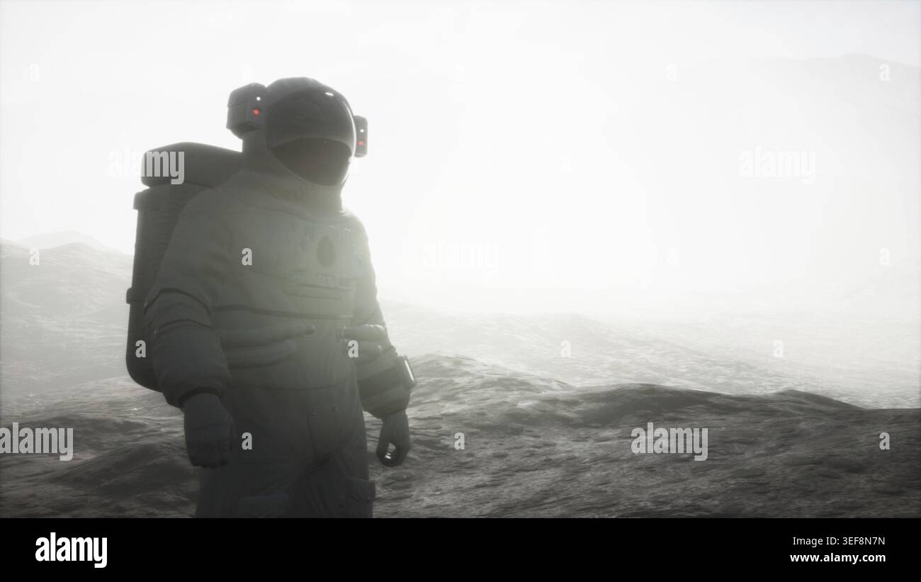 Astronauta su un altro pianeta con polvere e nebbia Foto Stock