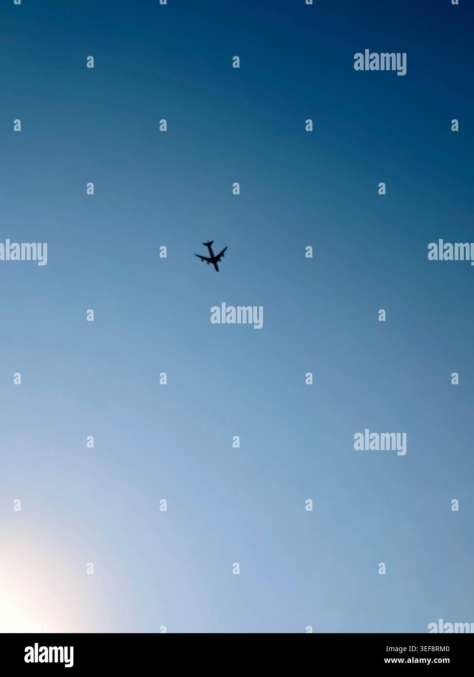 In aereo nel cielo blu - Immagine stock catturata con smartphone