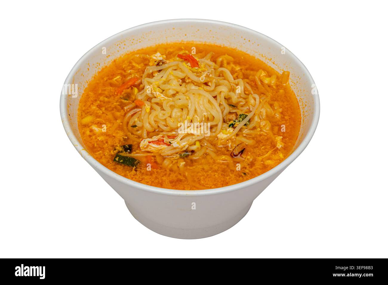 spaghetti di ramen coreano speziati in una ciotola bianca isolata su sfondo bianco Foto Stock